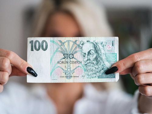 ما هي العملة الرسمية في جمهورية التشيك؟ وهل يقبل اليورو في المتاجر؟ 💰