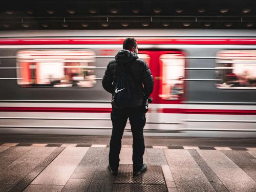 مترو الخط د في براغ فرص اقتصادية وتحديات مستقبلية 🚇